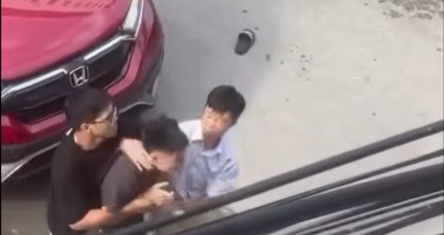 Bắc Giang: Va chạm giao thông, hai cha con đánh người chảy máu đầu rồi dọa nạt 'có biết tao là ai không?'